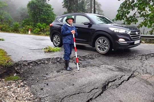 Xuất hiện vết sụt lún đường nghiêm trọng ở dốc Chuối (Quế Phong)