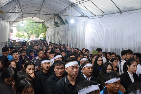 Đồng đội, người dân Nghệ An đón 4 liệt sĩ hy sinh ở Rào Trăng 3 trở về quê hương