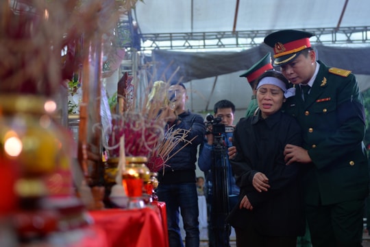 Đón liệt sĩ người Nghệ hy sinh khi cứu nạn ở Rào Trăng 3 về đất Mẹ