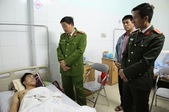 Nam thanh niên làm súng cướp cò khiến cảnh sát bị thương