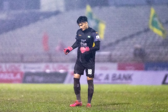 SLNA: Nguyễn Văn Hoàng chấn thương, cờ sẽ trao tay ai?