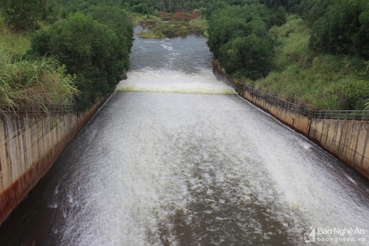 Nghệ An: Hồ Sông Sào xả lũ để đảm bảo an toàn hồ chứa và vùng hạ du