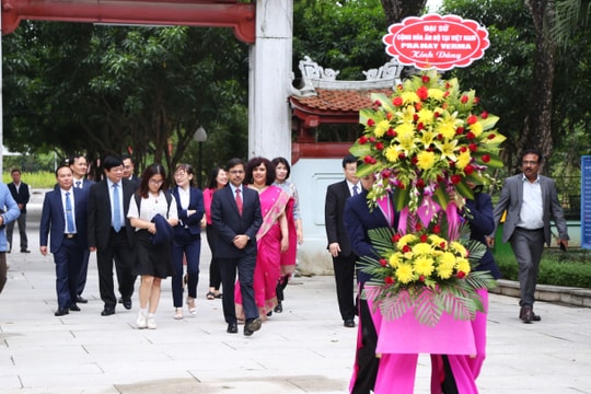 Đại sứ Ấn Độ và phu nhân tưởng niệm Chủ tịch Hồ Chí Minh tại Khu Di tích Kim Liên