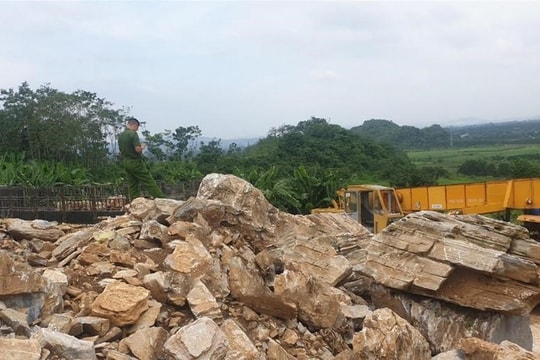 Tạm giữ xe cẩu hạng nặng khai thác đá trái phép