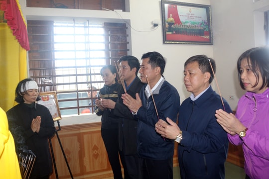 Sở Giáo dục và Đào tạo thăm hỏi gia đình các liệt sỹ hy sinh ở Rào Trăng 3