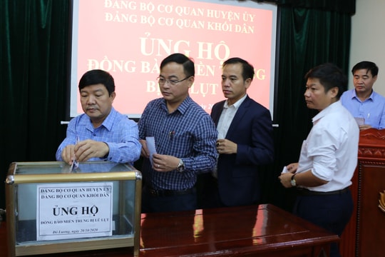 Các địa phương, đơn vị quyên góp ủng hộ đồng bào lũ lụt ở miền Trung