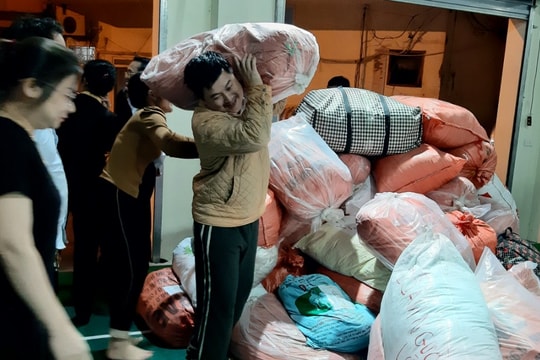 Xuyên đêm tiếp nhận hàng cứu trợ vùng lũ