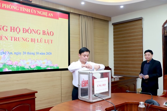 Văn phòng Tỉnh ủy ủng hộ đồng bào miền Trung bị lũ lụt