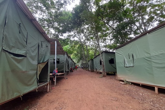 Tránh sạt lở đất, hàng trăm hộ dân ở Kỳ Sơn trú tạm lều bạt 
