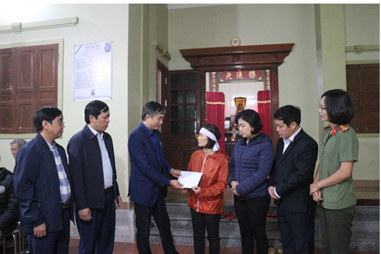 Ban Tổ chức Trung ương, Hội LHPN Bộ Công an và Ban Tổ chức Tỉnh ủy thăm hỏi các gia đình liệt sỹ hy sinh ở Rào Trăng 3