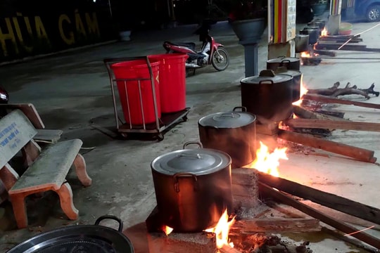 Các chùa, giáo xứ trong tỉnh tổ chức gói bánh chưng trao tặng người dân vùng lũ