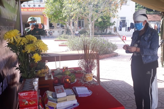  Vợ liệt sỹ lập bàn thờ chịu tang chồng trong khu cách ly