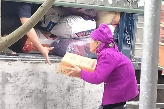 Xúc động hình ảnh cụ bà 93 tuổi ở Nghệ An gửi thùng mì tôm ủng hộ đồng bào bị lũ lụt