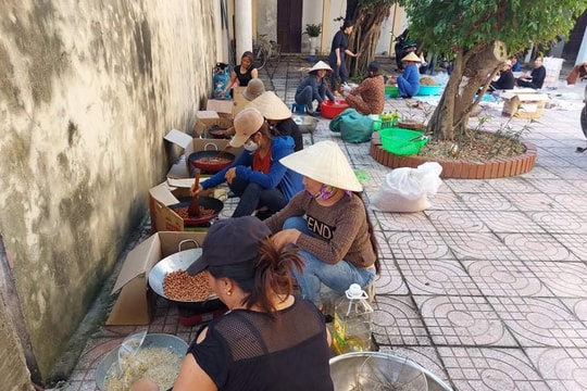 Người dân làng biển Sơn Hải làm cá cơm gửi vào vùng lũ