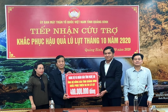 Nghệ An trao 800 triệu đồng hỗ trợ Quảng Bình, Hà Tĩnh khắc phục thiệt hại do mưa lũ