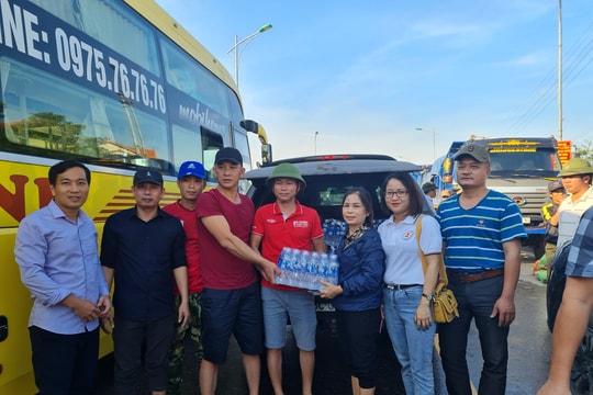 Hội Nhà báo, Hội Doanh nhân trẻ Nghệ An trao hơn 2 tấn quà cho đồng bào vùng lũ Lệ Thủy (Quảng Bình)