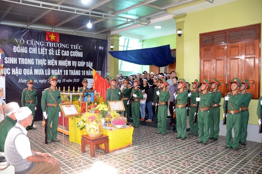Xúc động lễ an táng liệt sĩ Lê Cao Cường hy sinh ở Quảng Trị