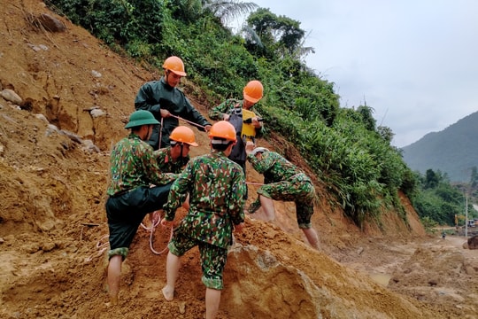 Công binh Lữ đoàn 414 nổ mìn phá đá vào Thủy điện Rào Trăng 3