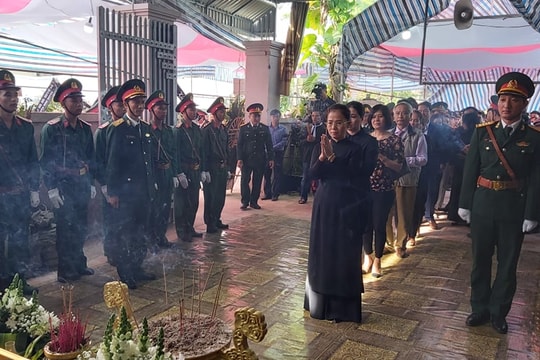 Nghẹn ngào lễ an táng trung sỹ 20 tuổi hy sinh ở Quảng Trị