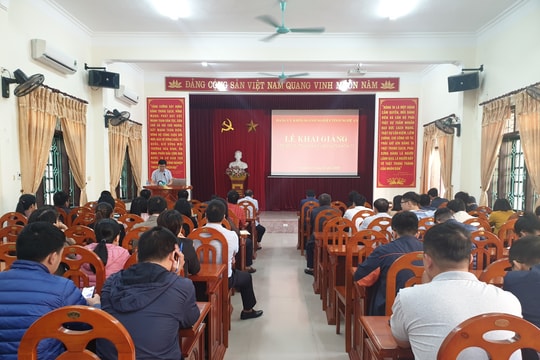 Đảng ủy Khối Doanh nghiệp tỉnh khai giảng lớp bồi dưỡng đảng viên mới