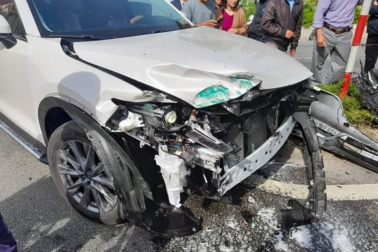 Xế hộp nát bét đầu khi va chạm với xe container trên Quốc lộ 1A