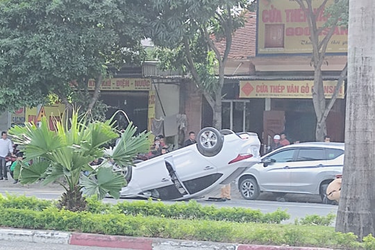 Va chạm giao thông, xế hộp lật ngửa trên đường ở TP Vinh
