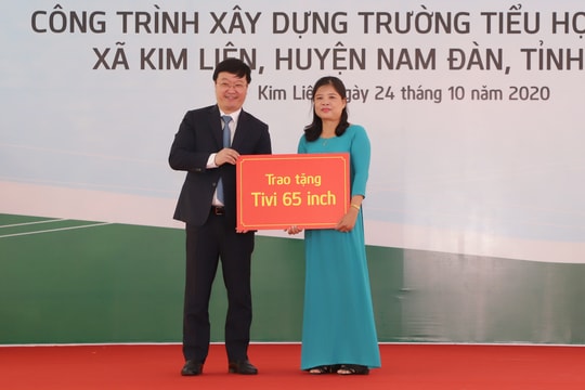 Chủ tịch UBND tỉnh Nguyễn Đức Trung dự Lễ khánh thành Trường Tiểu học Hoàng Trù