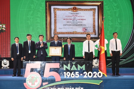 Lãnh đạo tỉnh dự Lễ kỷ niệm 55 năm ngày thành lập và trao Huân chương Lao động hạng Nhì cho Bệnh viện Đa khoa TP. Vinh   