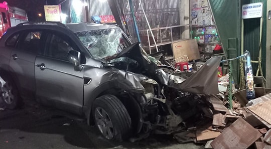 Ô tô nổ lốp, mất lái đâm vào nhà dân, 3 người chết, 4 người bị thương