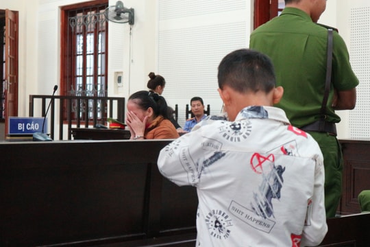 Nhói lòng hình ảnh đứa trẻ mồ côi cha bật khóc khi gặp mẹ tại tòa