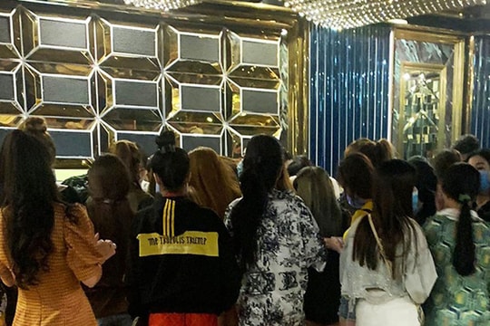 39 cô gái phê ma túy trong quán karaoke 