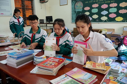 Học sinh Nghệ An quyên góp sách giáo khoa và đồ dùng học tập ủng hộ vùng lũ miền Trung 