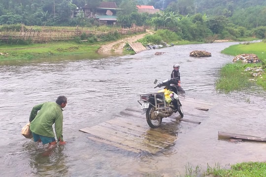 Những cây cầu 'già', cầu tạm ở vùng cao Nghệ An