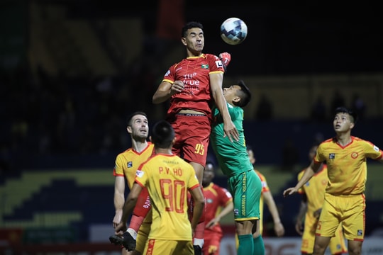 Hậu vệ ngoại lập công, Sông Lam Nghệ An hòa kịch tính trên sân Thanh Hóa 