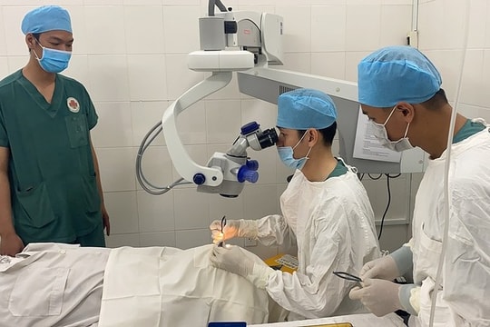 Người phụ nữ ung thư hiến giác mạc cứu hai thanh niên mù