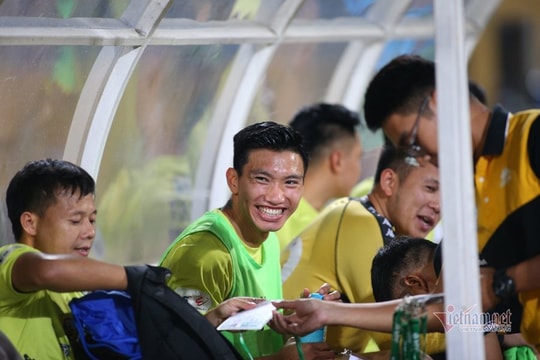 Đoàn Văn Hậu có tên trong danh sách đăng ký của Hà Nội FC; HLV Park kinh ngạc nhìn Trọng Đại ghi 'siêu phẩm'