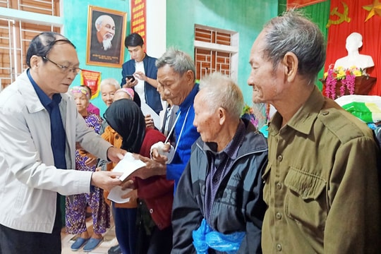 Hội Hỗ trợ gia đình liệt sỹ tỉnh trao quà ủng hộ đồng bào vùng lũ miền Trung