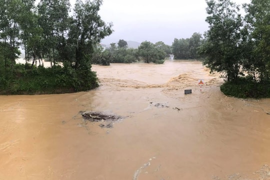 Mưa lớn, nước lũ lên nhanh chia cắt nhiều khu vực ở Thanh Chương