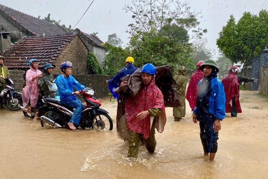 Nước lũ lên, nhiều địa phương ở Nghệ An cho học sinh nghỉ học