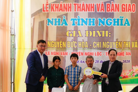 Gia đình 3 đời làm 'nghề cái bang’ được tặng nhà tình nghĩa