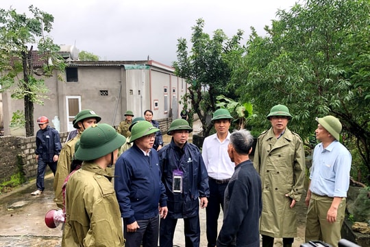 Đồng chí Nguyễn Văn Thông thị sát việc sơ tán dân vùng nguy hiểm ở huyện Hưng Nguyên