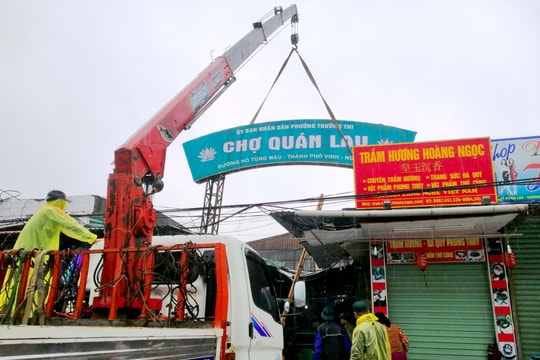 Cổng chợ Quán Lau (TP.Vinh) bị gãy đổ do gió lớn