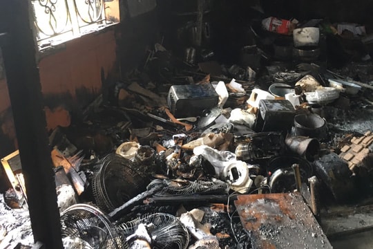 Cửa hàng Thái Lan tại thành phố Vinh bốc cháy giữa trưa