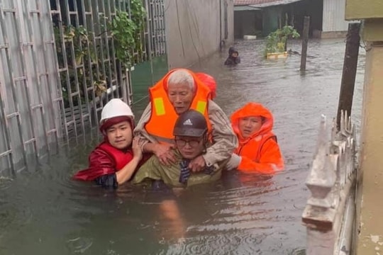 Bộ đội, công an Nghệ An dầm mình cứu dân trong mưa lũ