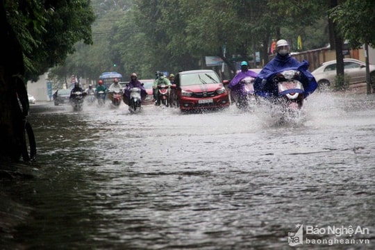 Ngập trên diện rộng, thành phố Vinh đồng loạt cho học sinh nghỉ học