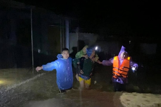 Nghệ An: Cảnh chạy lũ trong đêm nơi ngập tận nóc nhà 