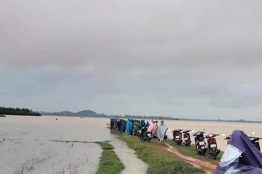 Bị nước cuốn khi đi bắt cá, cha sống sót còn con mất tích