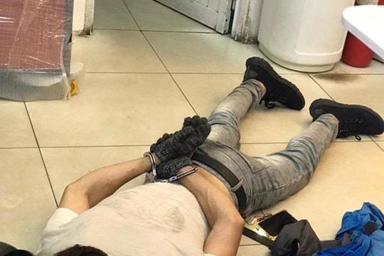 Khoét trần, đu dây phá két sắt trộm hơn 120 triệu đồng trong cửa hàng điện tử