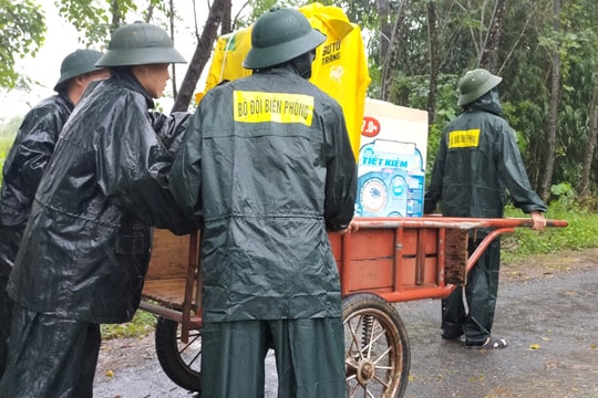 Bộ đội Biên phòng Nghệ An giúp dân chạy lũ