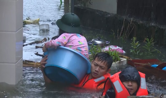 Bộ đội Quân khu 4 giải cứu người dân mắc kẹt giữa nước ngập dâng cao